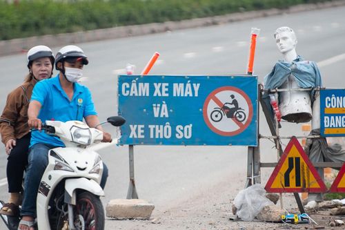 Xe máy phớt lờ biển cấm, chạy chung làn với xe container ở Vành đai 3