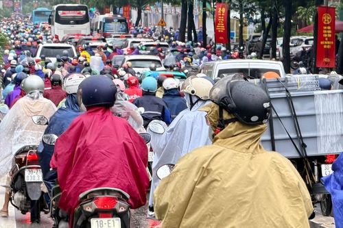 Người Hà Nội đội mưa lớn đến công sở, nhiều tuyến đường ùn tắc