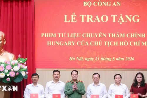 Bộ Công an trao tặng phim tư liệu quý về Chủ tịch Hồ Chí Minh
