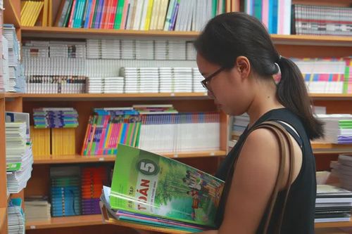 Thị trường sách giáo khoa, đồ dùng học tập 'tăng nhiệt' trước năm học mới