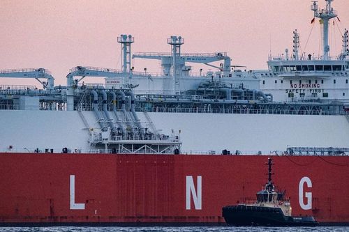 LNG chuyển hướng sang châu Á, châu Âu chạy đua tích trữ khí đốt