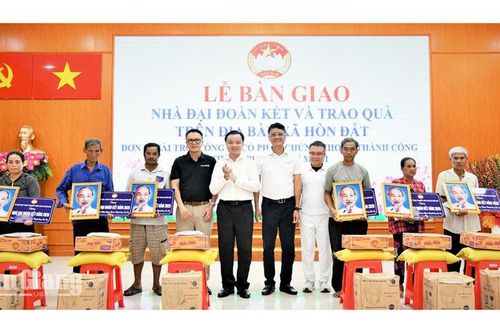 Trao hỗ trợ 50 căn nhà Đại đoàn kết cho hộ nghèo, khó khăn ở Hòn Đất
