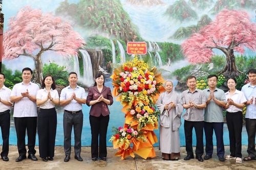 Chủ tịch Ủy ban MTTQ tỉnh Nguyễn Thị Hà thăm, chúc mừng Ni trưởng Thích Đàm Thuấn nhân lễ Vu Lan