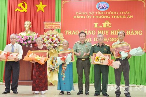 Thiếu tướng Lâm Phước Nguyên trao Huy hiệu Đảng tại phường Trung An