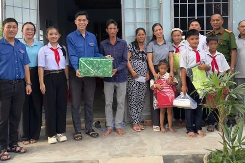 Bàn giao “Nhà Khăn quàng đỏ” tại xã Tuy Phước