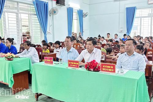Xã Phước Hữu gặp mặt, đối thoại và trao học bổng cho học sinh
