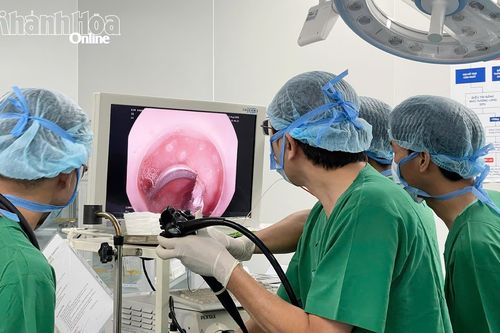 Bệnh viện 22-12 nội soi lấy móc khóa dây đồng hồ tại tá tràng cho bé 3 tuổi