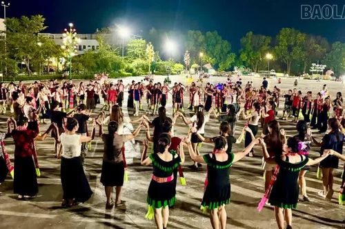 Hơn 200 nghệ nhân, diễn viên phường Nghĩa Lộ tích cực tập luyện cho màn đại xòe