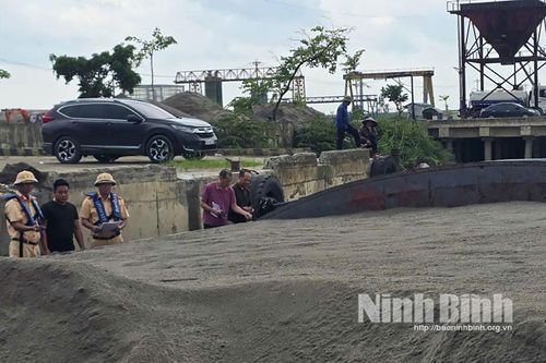 Ninh Bình kiểm tra, phát hiện vụ vận chuyển hơn 700 m3 cát đen không có hóa đơn, chứng từ