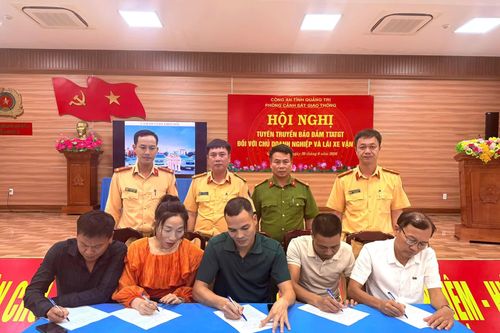 Gần 200 chủ doanh nghiệp, lái xe ký cam kết chấp hành pháp luật về an toàn giao thông