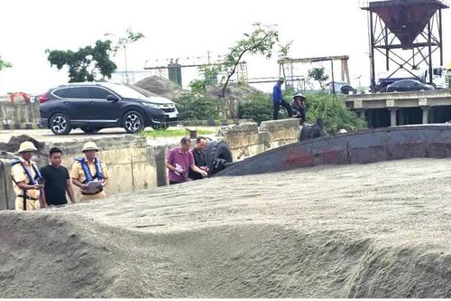 Ninh Bình: Phát hiện phương tiện chở hơn 700m3 cát đen không hóa đơn trên sông Hồng
