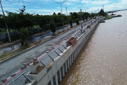 Đồng Tháp: Tăng tốc thi công các dự án kè chống sạt lở ven sông Tiền