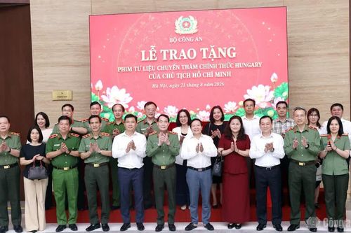 Bộ Công an trao tặng phim tư liệu quý về Chủ tịch Hồ Chí Minh