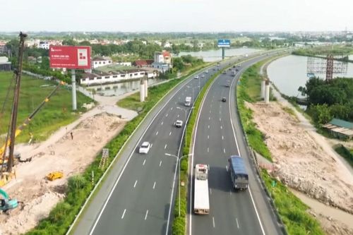 CSGT hướng dẫn tài xế làn vượt xe trên cao tốc