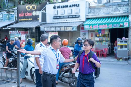 Học sinh được 'tặng quà' trong ngày tựu trường