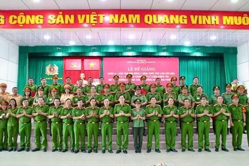 Trường Đại học Cảnh sát nhân dân bế giảng Khóa 9 hệ đào tạo văn bằng hai và 6 lớp Trung cấp lý luận chính trị