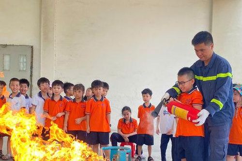 Hơn 250 học sinh tiểu học trải nghiệm kỹ năng chữa cháy, thoát nạn