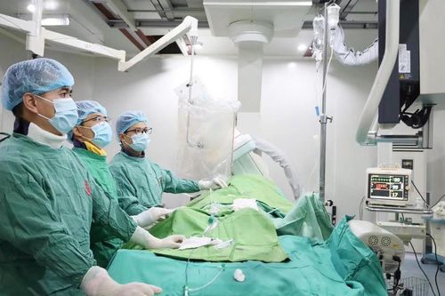 Can thiệp cứu cụ ông mắc 3 bệnh mạch máu nguy hiểm