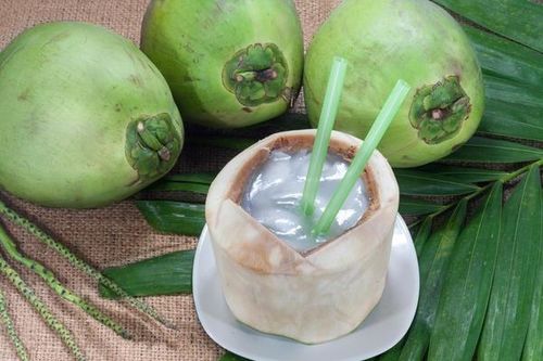 Người có thận khỏe sẽ có biểu hiện này sau khi uống nước dừa
