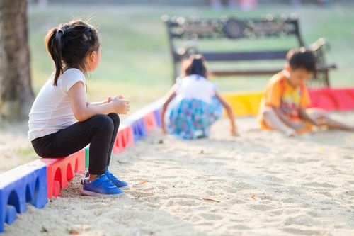 Những đứa trẻ phải học cách lờ đi tổn thương của chính mình