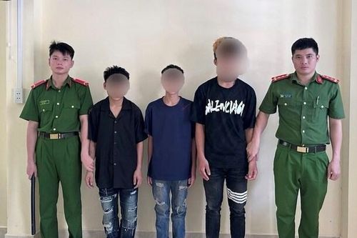 Khởi tố 3 thanh niên vác kiếm đánh người, cướp tài sản