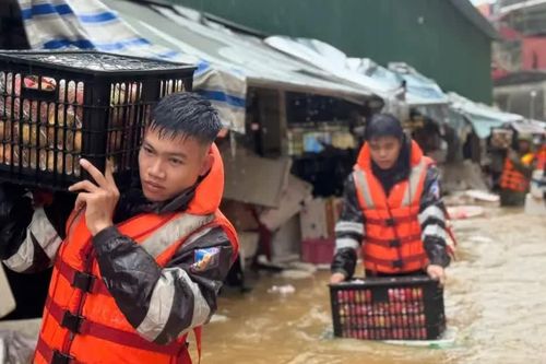 Nước sông Kỳ Cùng dâng cao, hơn 800 tiểu thương chạy hàng hóa