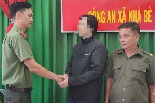 Cứu kịp thời một người Hàn Quốc nhảy sông tự tử