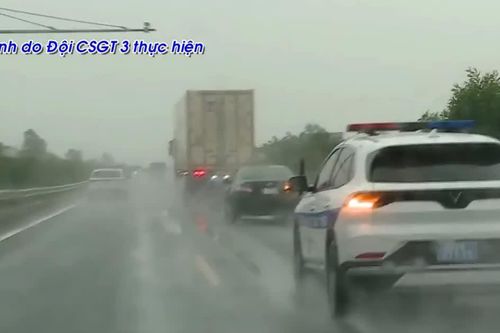 VIDEO: CSGT thị phạm 'làn đường vượt xe' trên cao tốc