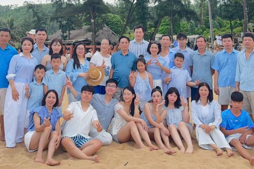 Đại gia đình 26 người ở Lào Cai cùng nhau đi du lịch, 4 thế hệ sum vầy