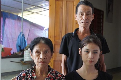 Hơn 10 năm trên lưng mẹ, nữ sinh khuyết tật đỗ đại học, trăn trở nỗi lo học phí