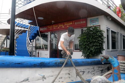 Mưa trắng trời, hàng loạt tàu du lịch được chằng néo tránh bão số 4