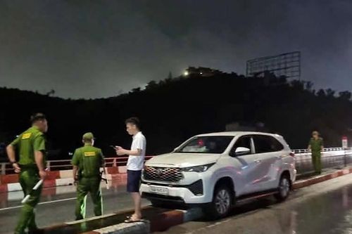 Ô tô đi ngược chiều trên cầu Bãi Cháy vì tài xế muốn đi hát karaoke