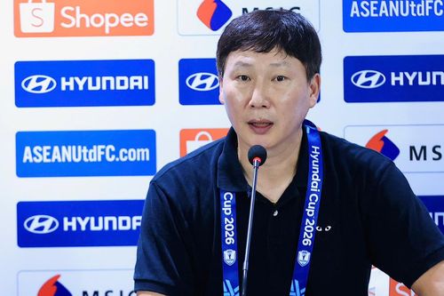 HLV Kim Sang Sik: Ronaldo hay Messi cũng không làm khó được Patrik Lê Giang