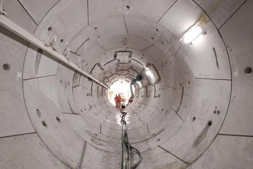 Anh đào hơn 1,1km đường hầm cáp điện cao thế dưới lòng sông Thames