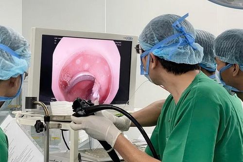Bé 3 tuổi đau bụng, bác sĩ phát hiện 'vật lạ' mắc trong tá tràng