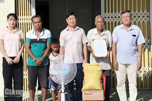 Trao Mái ấm nông dân tại xã An Cư