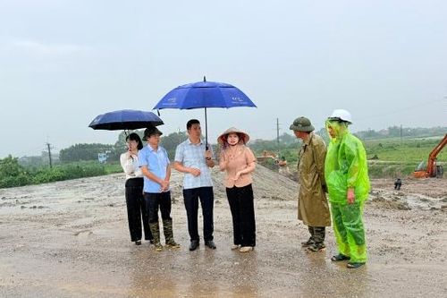 Phó Chủ tịch HĐND tỉnh Lâm Thị Hương Thành kiểm tra công tác bảo đảm an toàn đê điều tại xã Xuân Cẩm