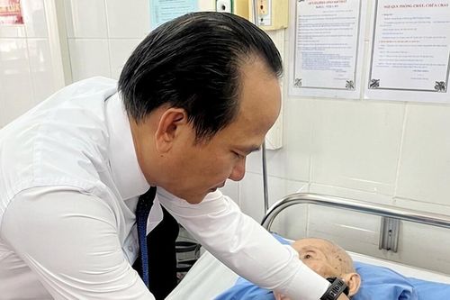 Phó Bí thư Thành ủy, Chủ tịch Ủy ban MTTQ Việt Nam thành phố Nguyễn Đình Vĩnh trao Huy hiệu 80 năm tuổi Đảng cho ông Võ Minh Châu