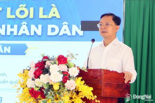 Người dân xã Nha Bích nghe nói chuyện chuyên đề về xây dựng ý thức công dân đô thị