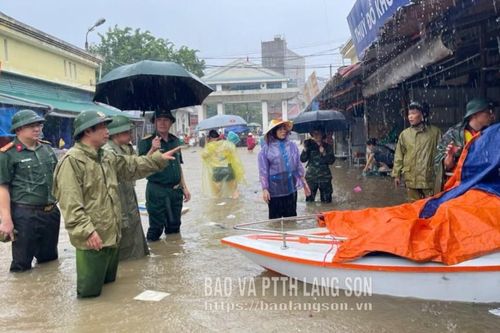 Sát cánh cùng dân trong mưa lũ