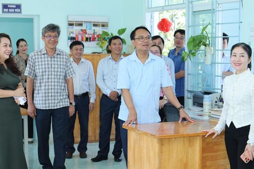 Phó Bí thư Thường trực Tỉnh ủy Lâm Đồng Đặng Hồng Sỹ kiểm tra công tác chuẩn bị năm học mới phía Đông