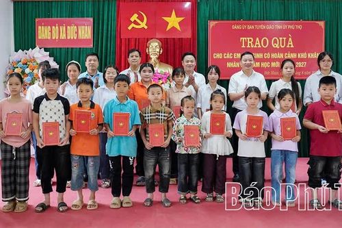 Trao 20 suất quà cho học sinh có hoàn cảnh khó khăn tại xã Đức Nhàn