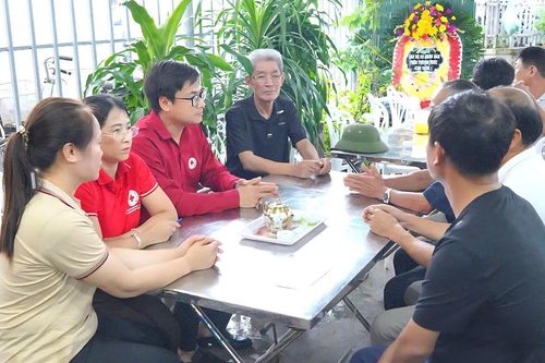 Hỗ trợ gia đình hai nạn nhân tử vong do sét đánh ở Ninh Bình