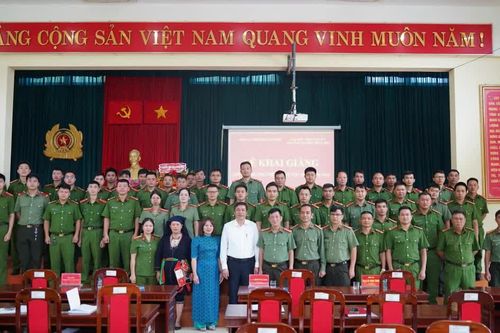 Bồi dưỡng tiếng dân tộc Dao cho Công an xã để gần dân hơn