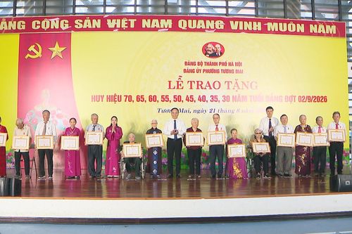 364 đảng viên phường Tương Mai nhận Huy hiệu Đảng đợt 2/9