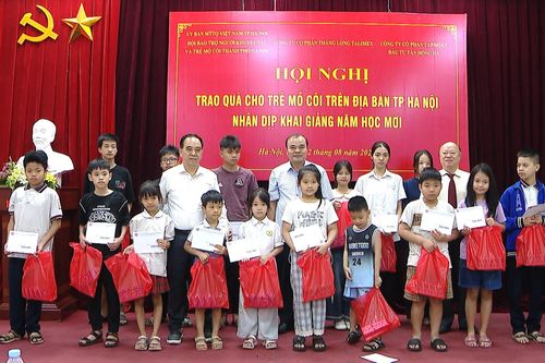 Hà Nội trao 100 suất quà cho học sinh mồ côi