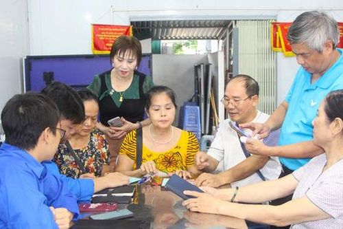 'Đội mưa' hỗ trợ người dân phường Giảng Võ lên không gian số