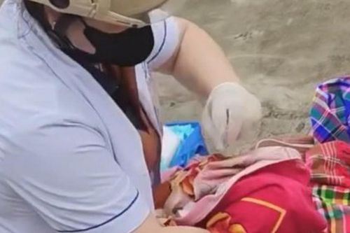 Nhân viên y tế kịp thời hỗ trợ sản phụ sinh con giữa đường
