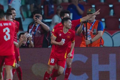 Thắng Thái Lan 2-0 ngay trên sân khách, ĐT Việt Nam chạm một tay vào cúp vô địch