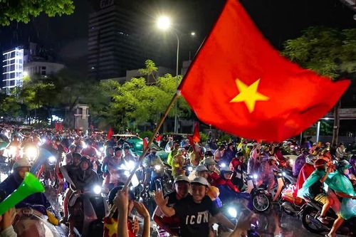 Ảnh người Hà Nội đội mưa lớn xuyên đêm ăn mừng chiến thắng của tuyển Việt Nam trước Thái Lan